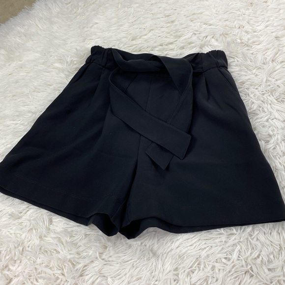 Lululemon Noir Short 5.5" Black - Picture 1 of 6